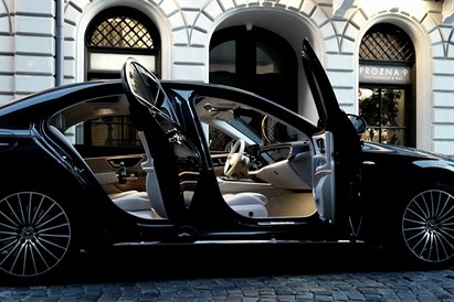 Prywatny szofer na wieczór – Mercedes E Class dla dwojga