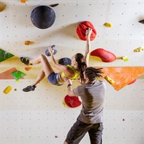 Pierwsze kroki w boulderingu z instruktorem w Łodzi – 75 minut