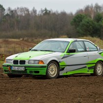 Jazda BMW E36 325i na torze szutrowym – poczuj rajdowy napęd na tył!