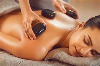 Masaż gorącymi kamieniami w pałacowym spa w Staniszowie