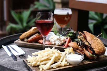 Magiczna kolacja przy stu świecach – romantyczny wieczór w Loft Bistro