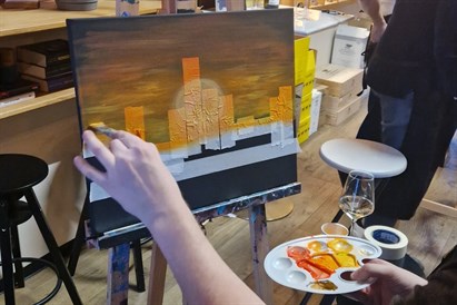 Malowanie przy winie w Warszawie - kreatywne warsztaty artystyczne