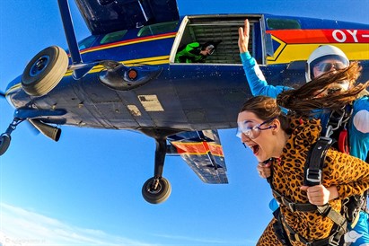 Skok spadochronowy z filmowaniem z ręki - SkyDive Warszawa