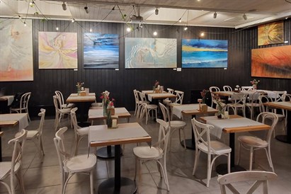 Malowanie przy winie w Warszawie - kreatywne warsztaty artystyczne