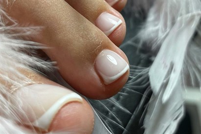 Manicure i pedicure hybrydowy - kompleksowa pielęgnacja w Doll Beauty Studio Kraków