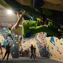 Bouldering dla dwojga z instruktorem + wejście open – VOLT Warszawa