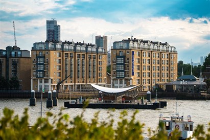 Noclegi w Londynie z widokiem na Tamizę – A&O Docklands Riverside