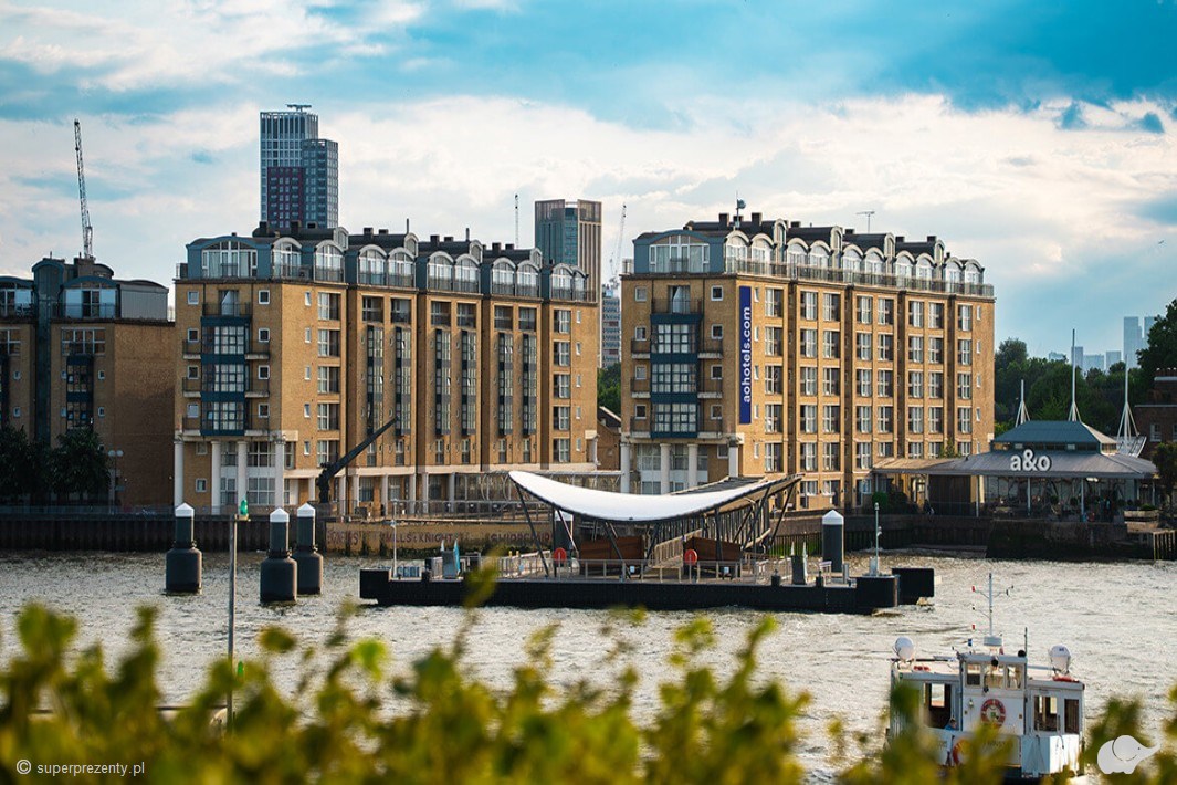 Noclegi w Londynie z widokiem na Tamizę – A&O Docklands Riverside