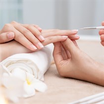 Manicure klasyczny - pielęgnacja dłoni w Doll Beauty Studio Kraków