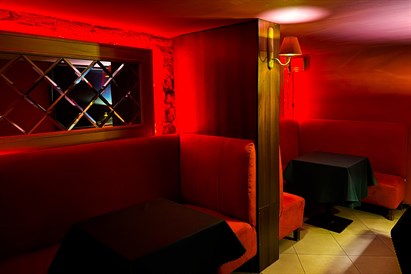 Degustacja win i serów dla przyjaciół w Chicago Bar w Krakowie