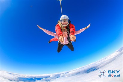 Skok spadochronowy w tandemie w Częstochowie – adrenalina z 4000 m!