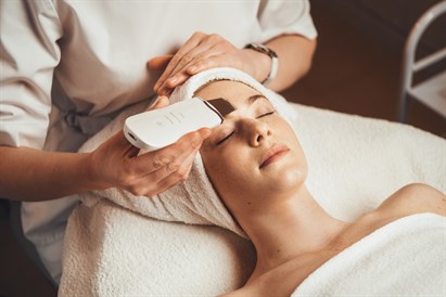 Masaż relaksacyjny twarzy z peelingiem kawitacyjnym w Ninails & Beauty Warszawa (Wilanów)