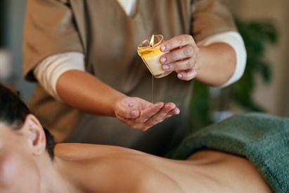 Masaż relaksacyjny rozgrzaną świecą o aromacie pomarańczy