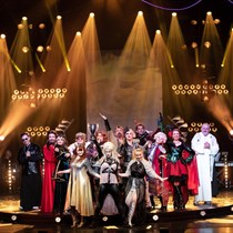 Kulturalny wieczór z kolacją w Teatrze Syrena dla 4 przyjaciół