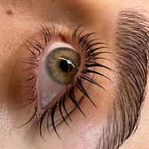 Lifting rzęs - naturalne podkręcenie spojrzenia w Doll Beauty Studio Kraków