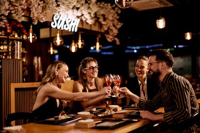 Sushi z przyjaciółmi w Suszarni we Wrocławiu (Czarnieckiego)