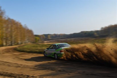 Jazda BMW E36 325i na torze szutrowym – poczuj rajdowy napęd na tył!