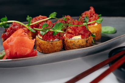 Sushi z przyjaciółmi w Suszarni we Wrocławiu (Brodzka)