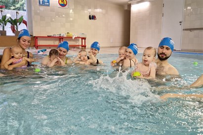 Nauka pływania dla niemowląt „Bobo Plusk” - pierwsza wodna przygoda od 3. miesiąca życia