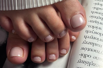 Pedicure hybrydowy i stylizacja brwi - Ninails & Beauty Warszawa