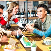 Sushi z przyjaciółmi w Suszarni we Wrocławiu (Brodzka)