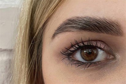 Koloryzacja + regulacja brwi - szybka metamorfoza spojrzenia w Doll Beauty Studio Kraków