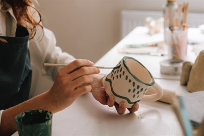 Malowanie ceramiki z kawą i ciastem w Krakowie – twórcza przygoda w Namalujse Café 