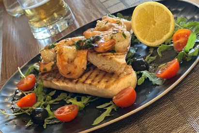 Magiczna kolacja przy stu świecach – romantyczny wieczór w Loft Bistro
