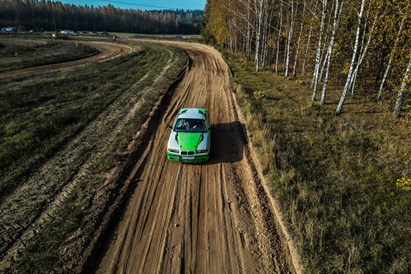 Jazda BMW E36 325i na torze szutrowym – poczuj rajdowy napęd na tył!