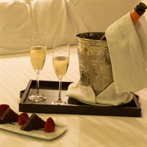 Ekskluzywny Nocleg dla Dwojga w Hotelu Włoskim – Pokój DELUX, Wino i Romantyczna Atmosfera w Centrum Poznania