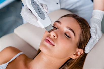 Masaż relaksacyjny twarzy z peelingiem kawitacyjnym w Ninails & Beauty Warszawa (Wilanów)