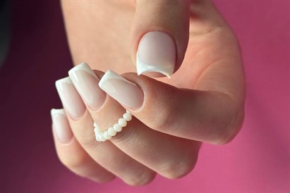 Manicure i pedicure hybrydowy - kompleksowa pielęgnacja w Doll Beauty Studio Kraków