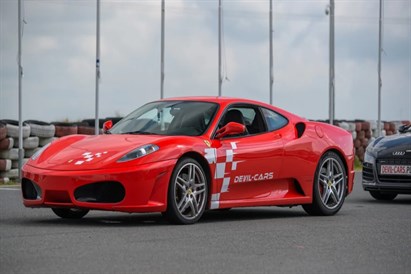 Devil-Cars – pojedynek Ferrari F430 vs Audi R8 na torze w Bednarach