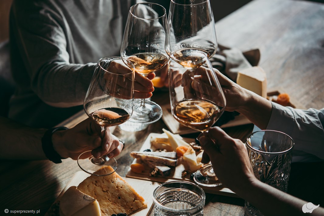 Degustacja win i serów dla przyjaciół w Chicago Bar w Krakowie