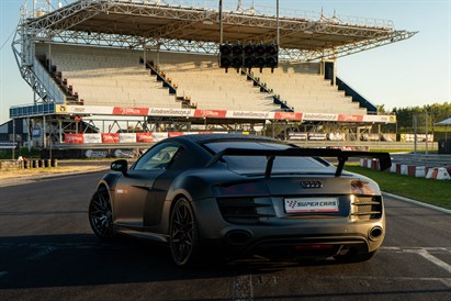 Super tata w Audi R8 V10 – jazda na wybranym torze wyścigowym!