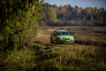 Jazda BMW E36 325i na torze szutrowym – poczuj rajdowy napęd na tył!