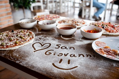 Warsztaty robienia pizzy i kolacja dla grupy przyjaciół w San Giovanni