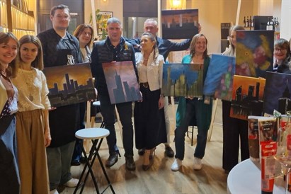 Malowanie przy winie z widokiem na panoramę Warszawy - warsztaty artystyczne