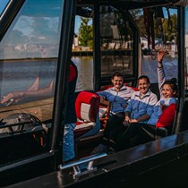 Wieczór Panieński na Motorówce – Szalona Zabawa na Falach Jeziora Jamno