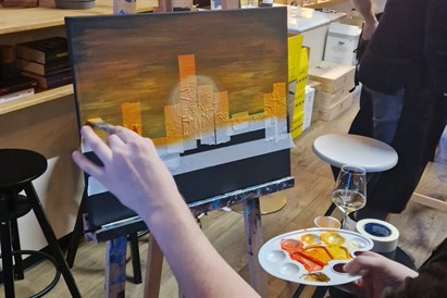 Malowanie przy winie z widokiem na panoramę Warszawy - warsztaty artystyczne