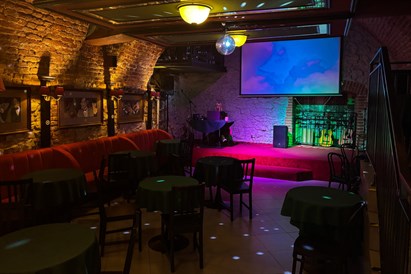 Degustacja win i serów dla przyjaciół w Chicago Bar w Krakowie