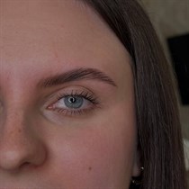 Koloryzacja + regulacja brwi - szybka metamorfoza spojrzenia w Doll Beauty Studio Kraków