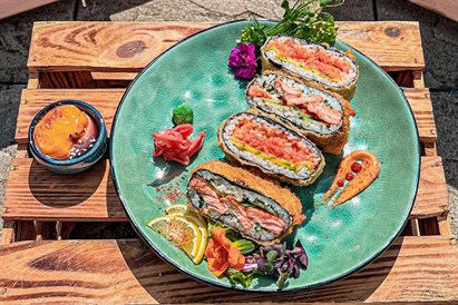 Sushi z przyjaciółmi w Suszarni we Wrocławiu (Hubska)