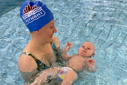 Nauka pływania dla niemowląt „Bobo Plusk” - pierwsza wodna przygoda od 3. miesiąca życia