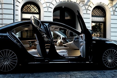 Transfer na lub z lotniska w Warszawie – Mercedes E lub V Class