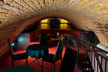 Degustacja win z deską serów dla 2 osób – Chicago Bar Kraków