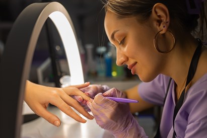 Manicure klasyczny - pielęgnacja dłoni w Doll Beauty Studio Kraków