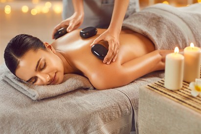 Masaż gorącymi kamieniami w pałacowym spa w Staniszowie