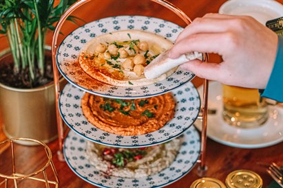 Rodzinna kolacja w klimacie Bliskiego Wschodu w Warszawie