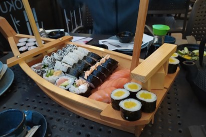 Wspólna uczta w Koku Sushi